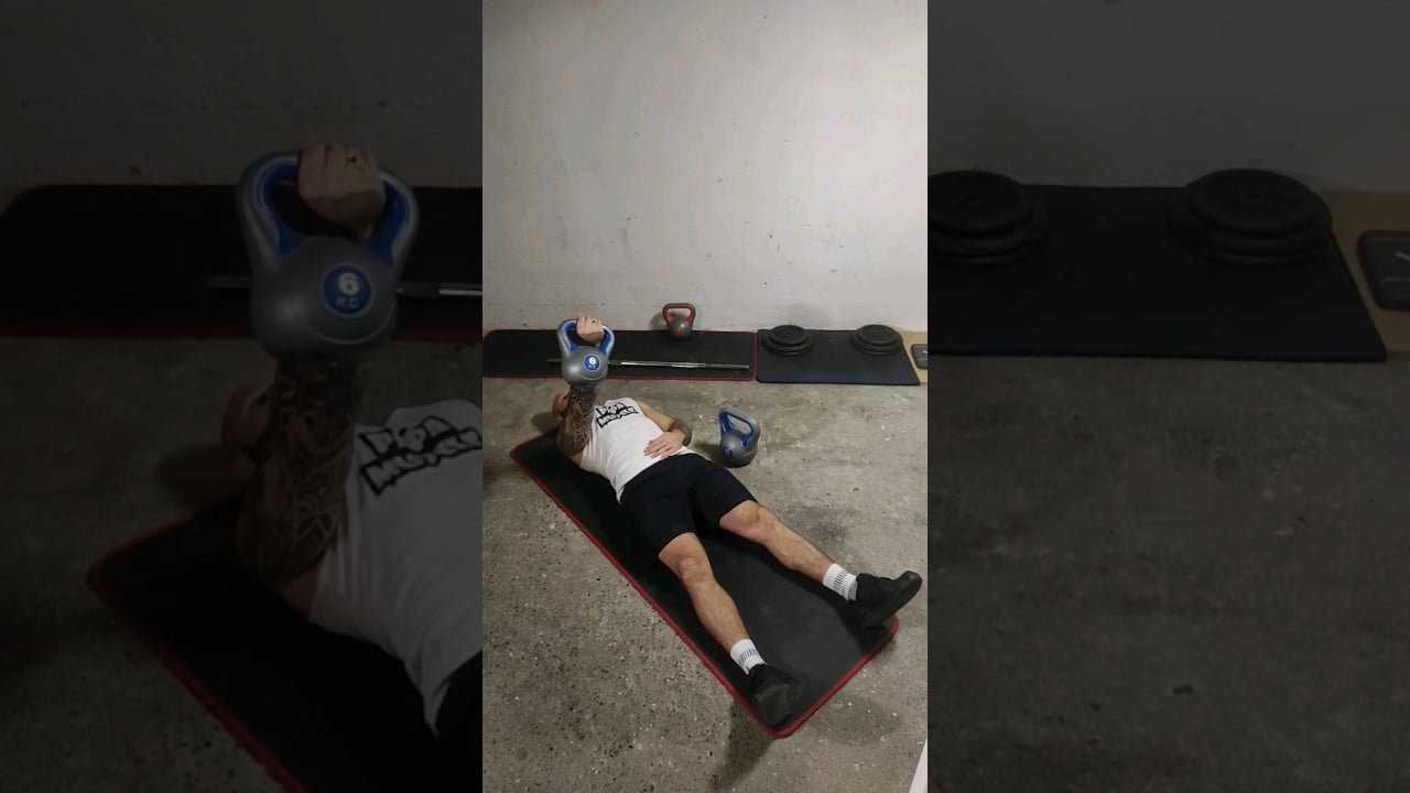 Élévation frontale couché au sol kettlebell supination alterné VIDÉO