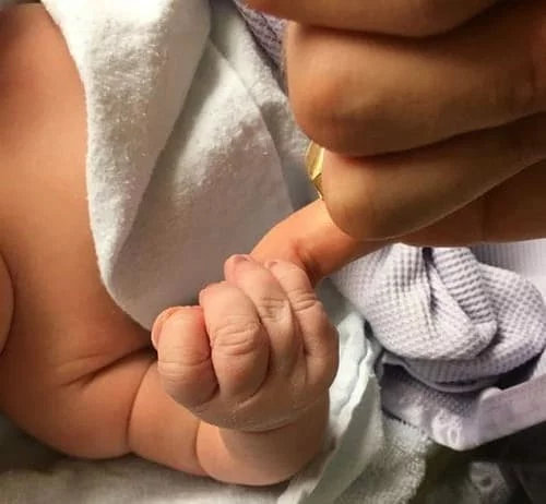 Naissance d'Arlayna, la fille de Papa Muscle