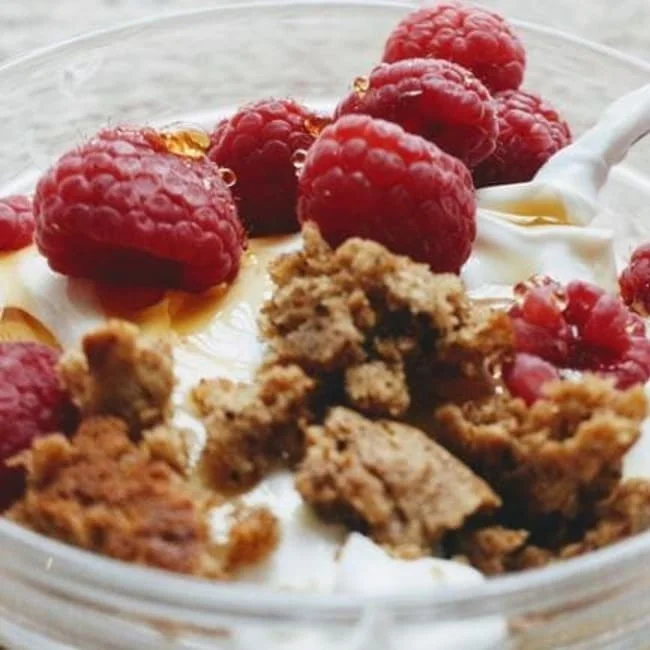 yaourt grec granola chocolat framboises