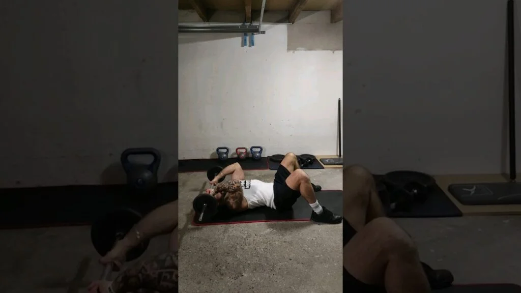 Barre au front couché au sol (lying barbell skullcrusher on the floor)
