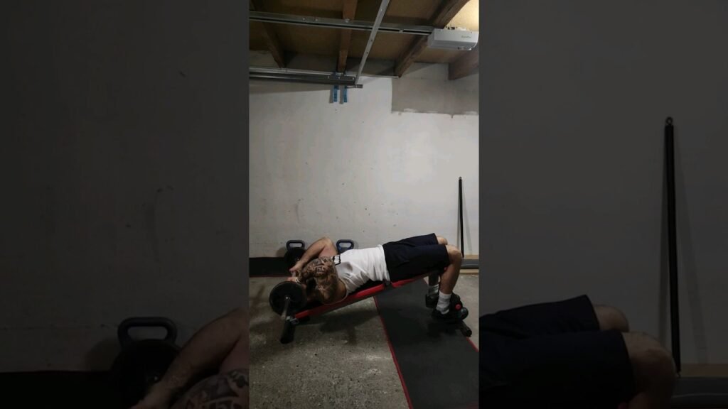 Barre au front décliné (decline barbell skullcrusher)