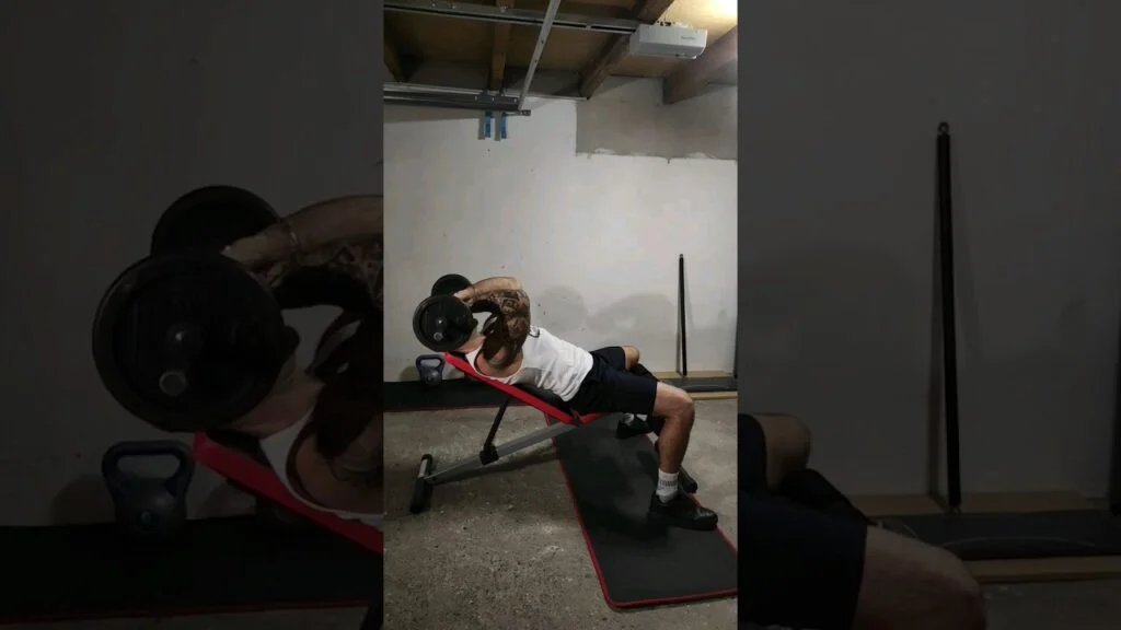 Barre au front incliné (incline barbell skullcrusher)
