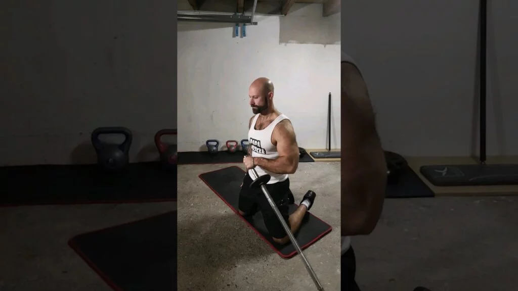 Curl biceps prise marteau en travers à genou landmine (kneeling landmine cross body hammer curl)