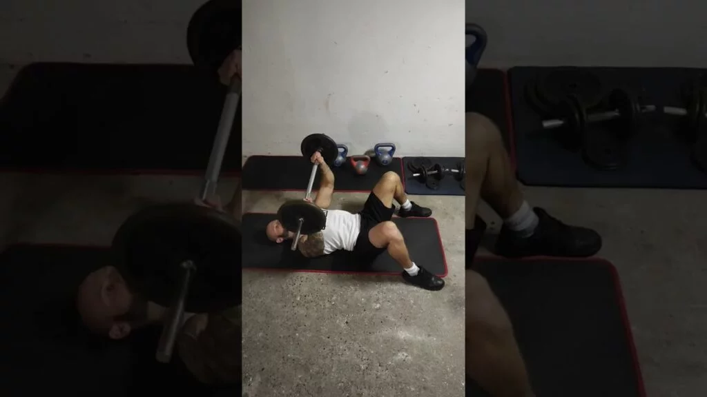 développé couché au sol avec barre (barbell floor press)
