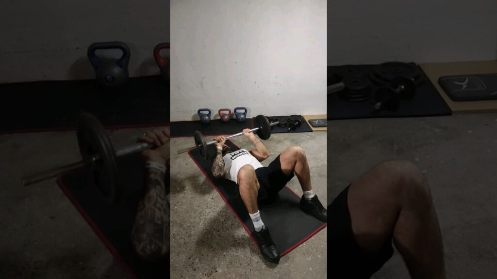 Développé couché au sol prise serrée barre (barbell close grip floor press)