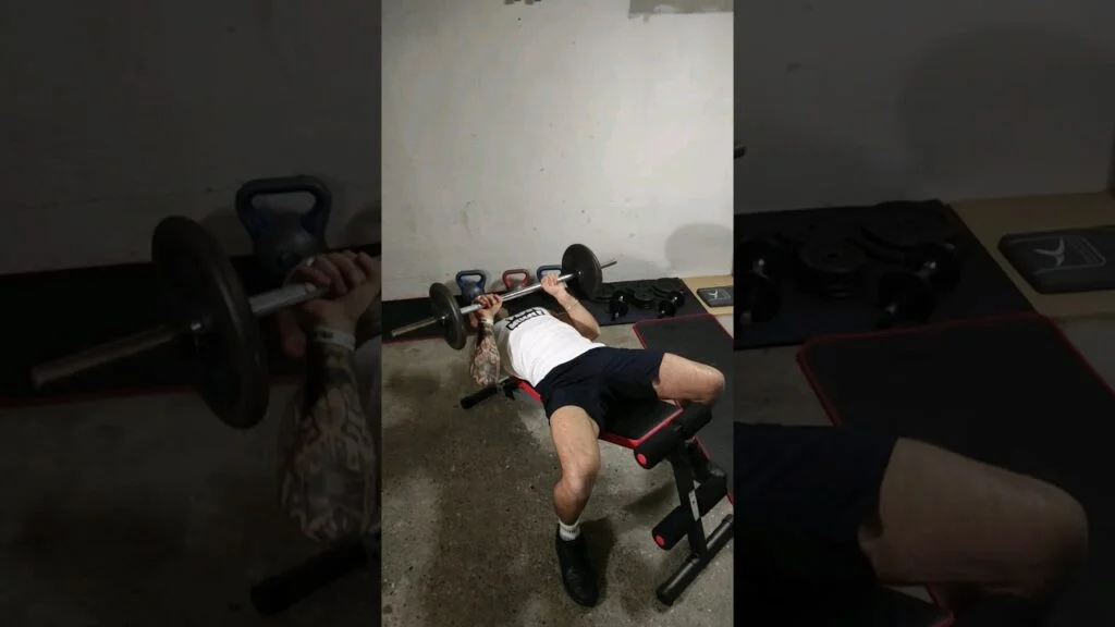 Développé couché prise serrée barre (barbell close grip bench press)