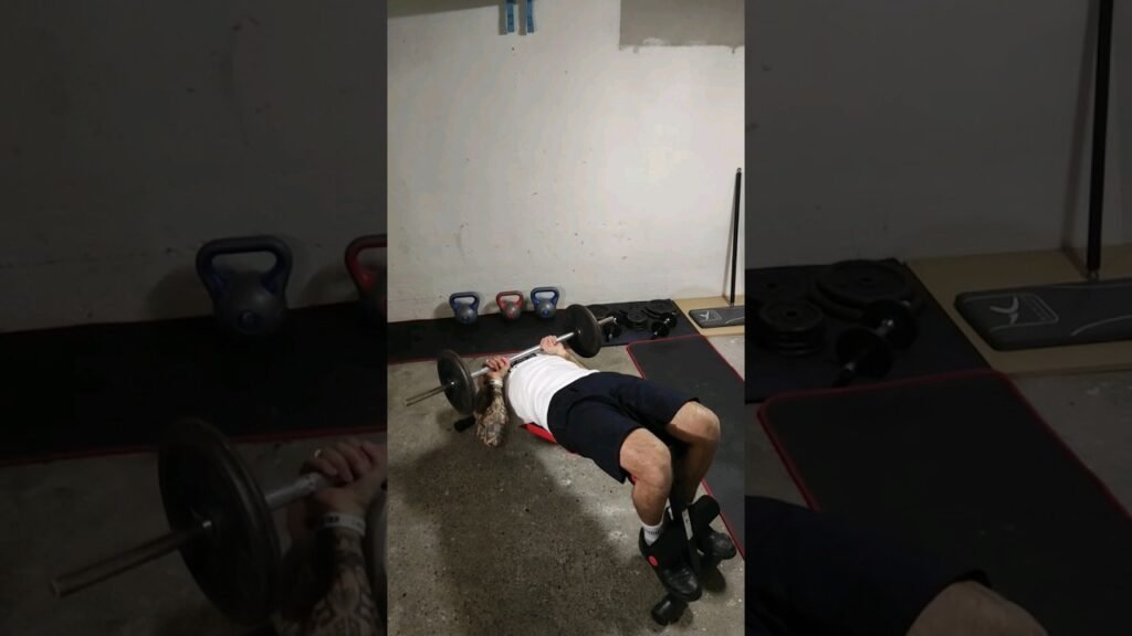 Développé décliné prise serrée barre (barbell close grip decline bench press)