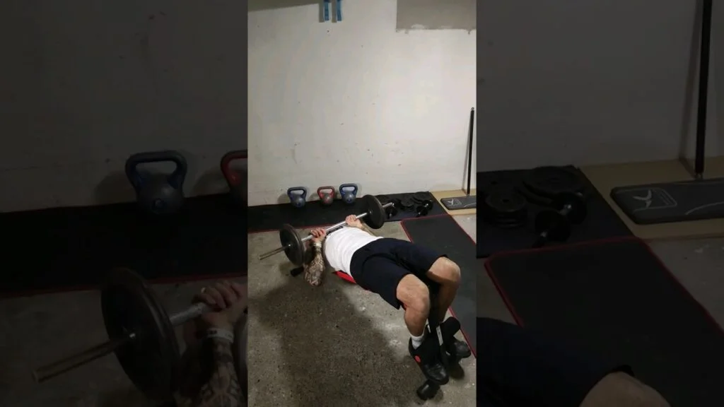 Développé décliné prise serrée barre (barbell close grip decline bench press)
