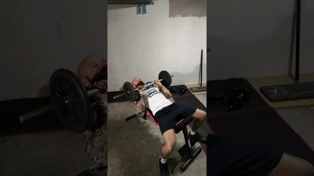 Développé incliné prise serrée barre (barbell close grip incline bench press)