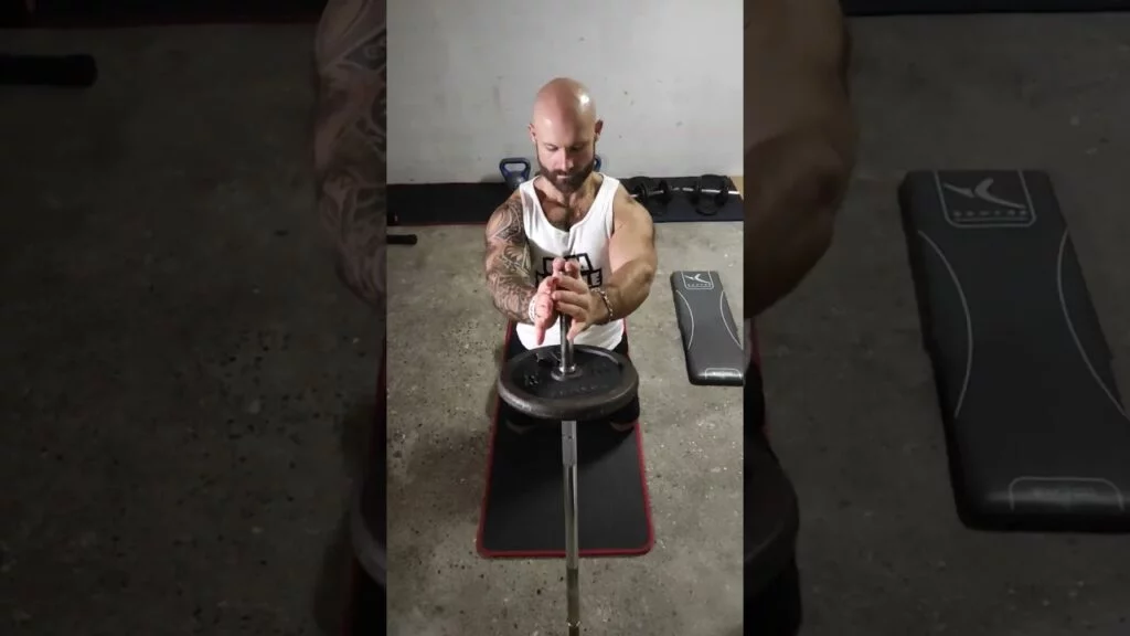 Développé pectoraux à genou landmine (kneeling landmine chest press)