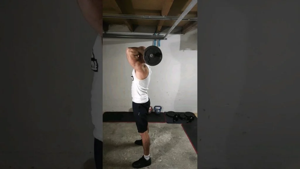 Extension triceps derrière la tête debout barre (standing overhead barbell triceps extension)