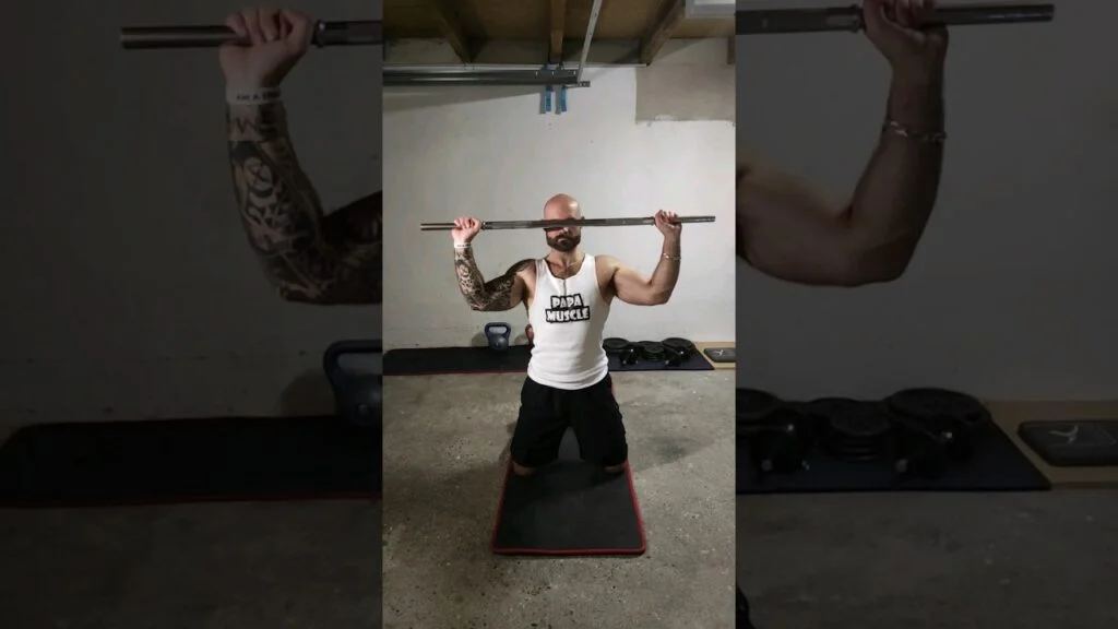 Rotation externe à genou barre (kneeling barbell external rotation)