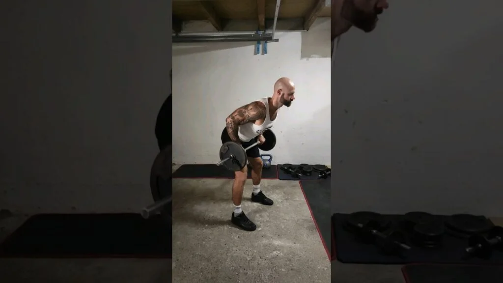 Rowing Yates barre pronation (overhand barbell Yates row)