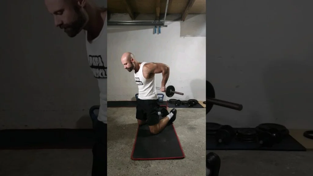 Rowing à genou barre derrière (kneeling barbell behind the back upright row)