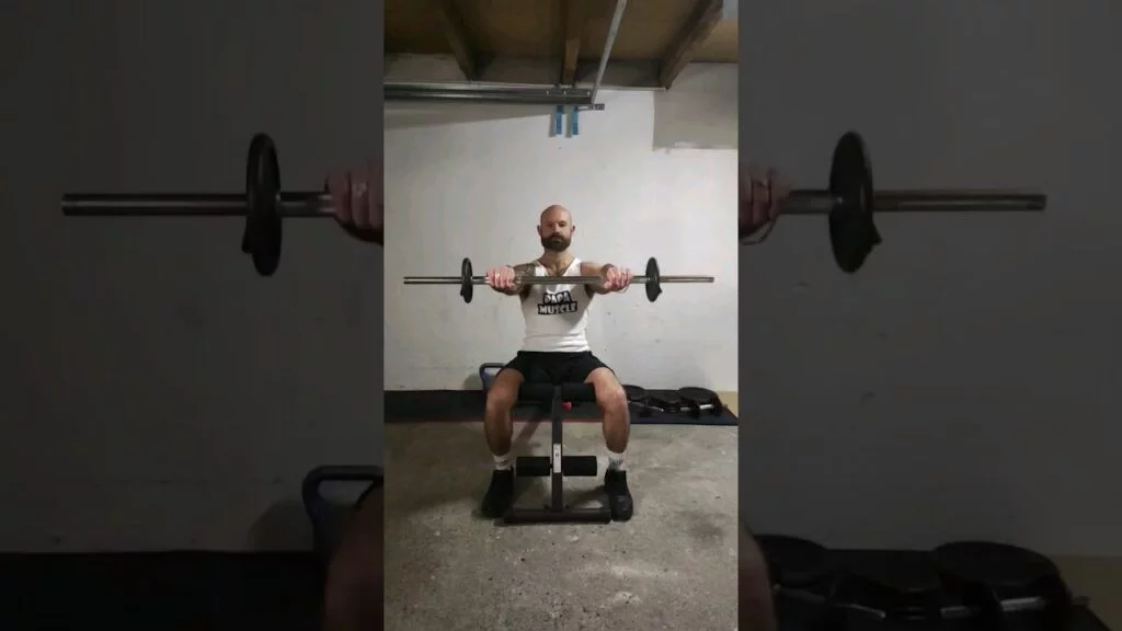 Élévation frontale assis barre (seated barbell front raise)