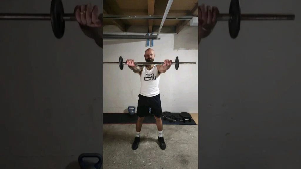 Élévation frontale debout barre (standing barbell front raise)