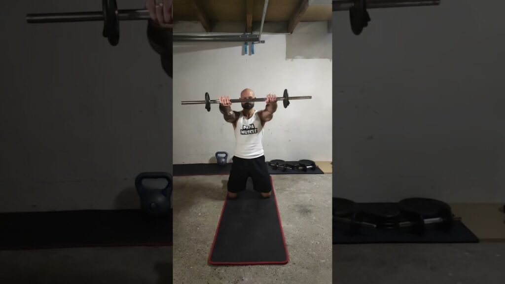 Élévation frontale à genou barre (kneeling barbell front raise)