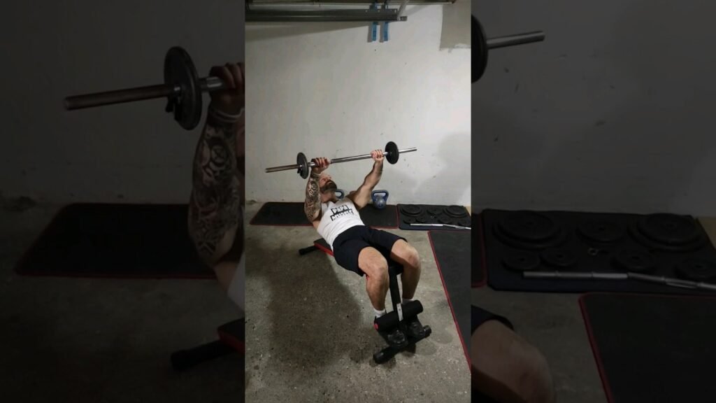 Crunch barre sur banc décliné (barbell decline bench crunch)
