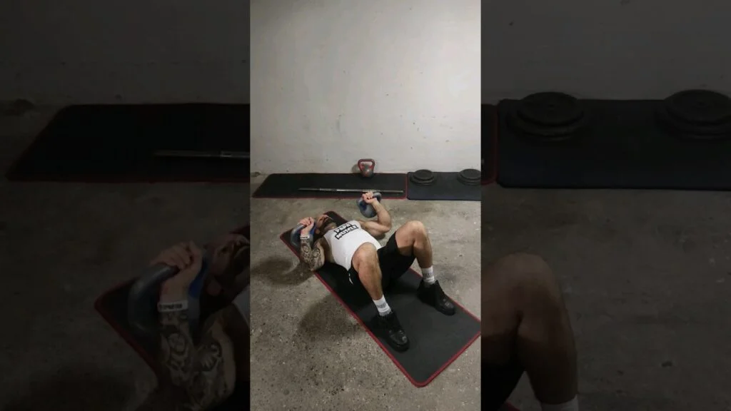 Développé couché au sol kettlebell (kettlebell floor press)