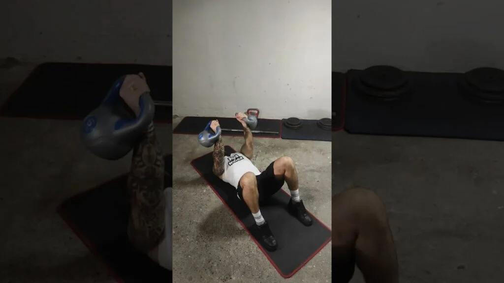 Développé couché au sol kettlebell prise neutre (neutral grip kettlebell floor press)