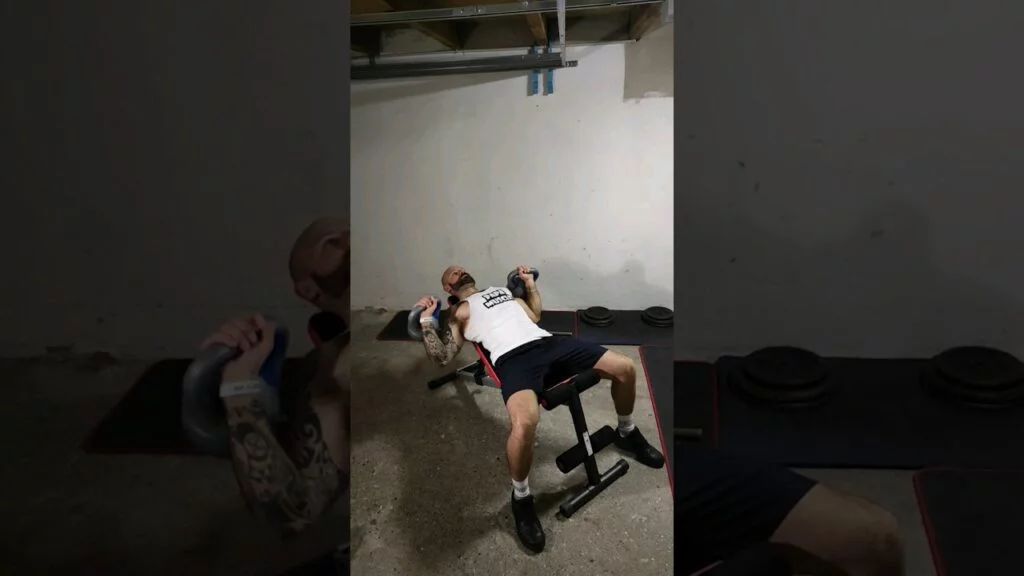 Développé couché kettlebell (kettlebell bench press)