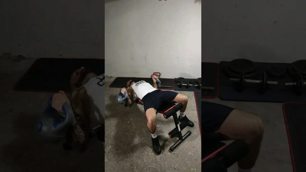 Développé couché kettlebell prise neutre (kettlebell neutral grip bench press)