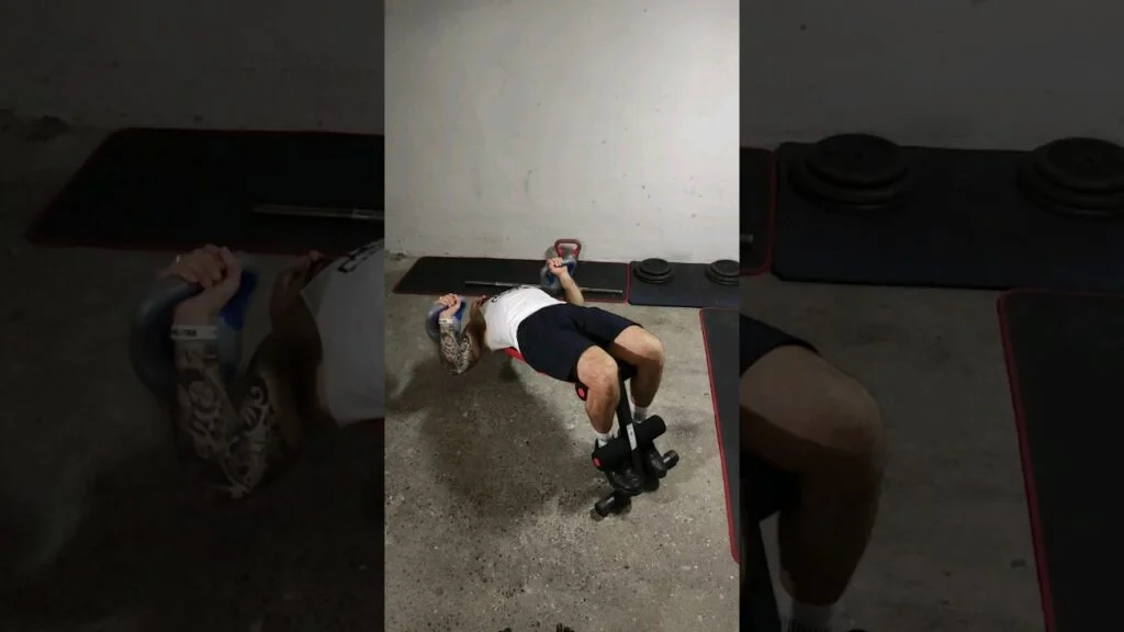 Développé décliné kettlebell (kettlebell decline bench press)
