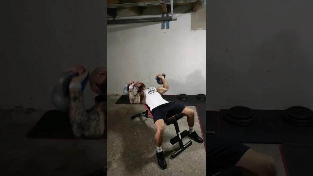 Développé incliné kettlebell (kettlebell incline bench press)