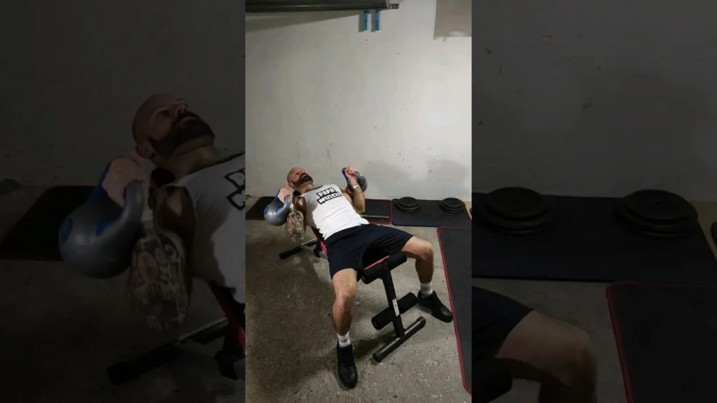 Développé incliné kettlebell prise neutre (incline neutral grip kettlebell bench press)