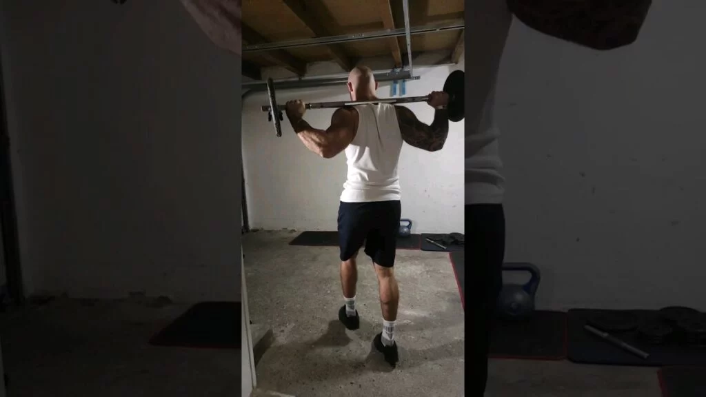 Extension mollet en marchant barre (walking barbell calf raise)