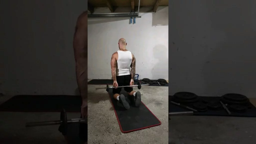 Flexion poignet à genou barre derrière le dos (kneeling behind the back barbell wrist curl)
