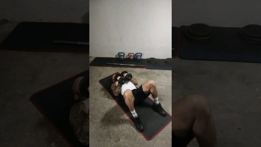 Hex press au sol haltère (dumbbell floor hex press)