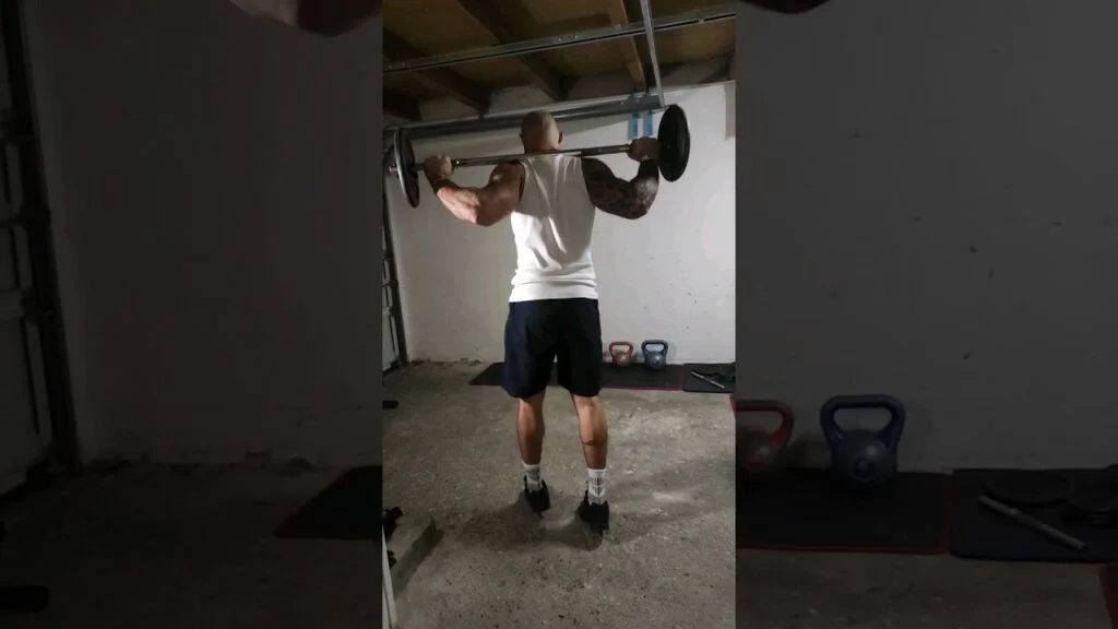 Marche sur pointe des pieds barre (barbell tip toe walking)