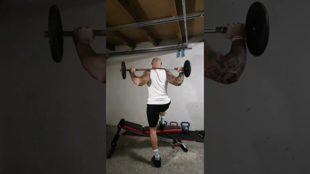 Montée sur banc barre alterné (alternating barbell step up)