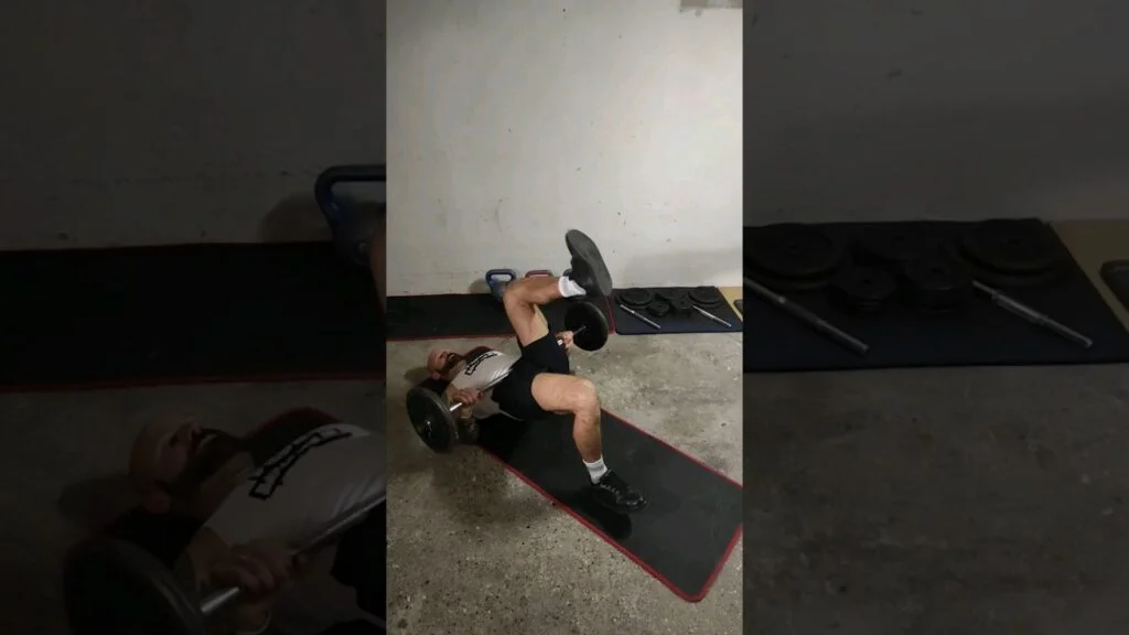 Relevé de bassin marché barre alterné (alternating barbell glute bridge march)