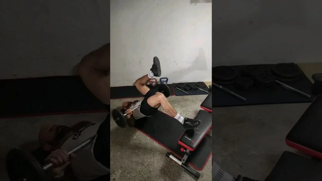 Relevé de bassin marché surélevé barre alterné (alternating barbell elevated glute bridge march)