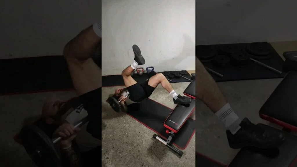 Relevé de bassin marché surélevé barre (barbell elevated glute bridge march)