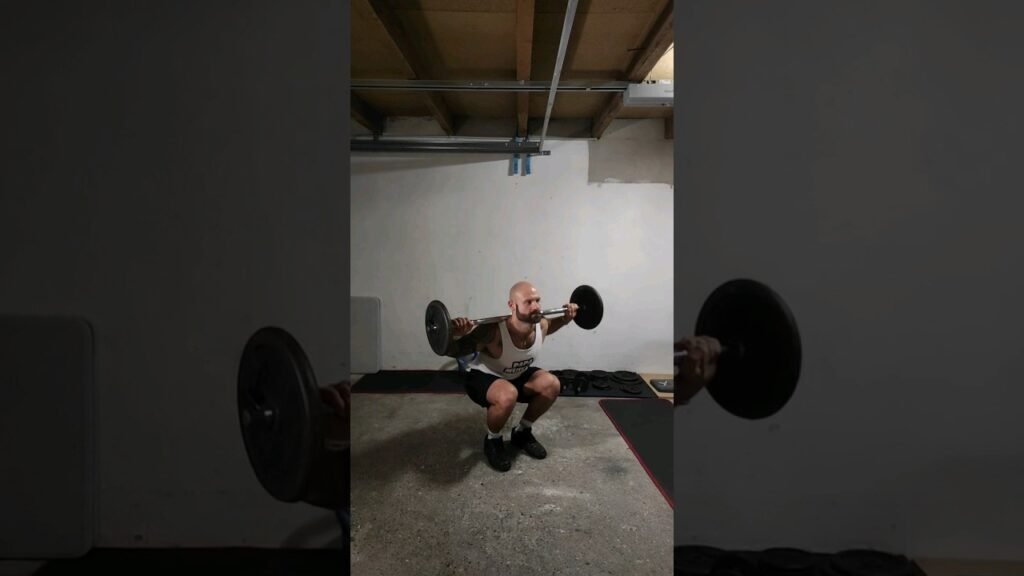 Squat jambes serrées barre (barbell narrow stance squat)
