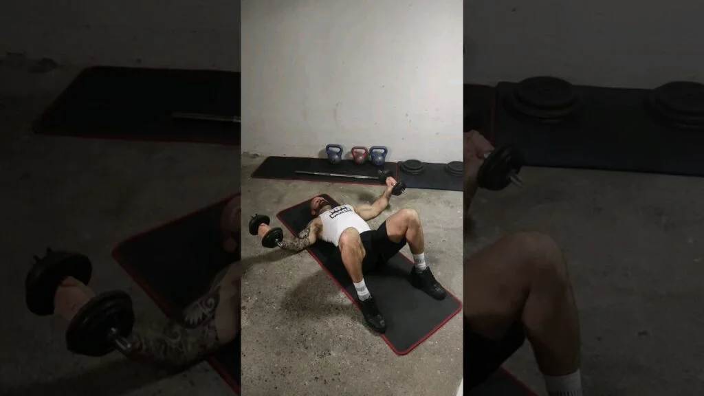 Écarté couché au sol haltère (dumbbell floor fly)