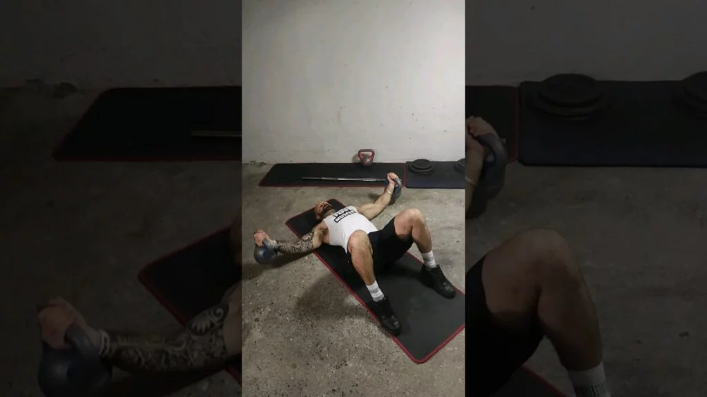 Écarté couché au sol kettlebell (kettlebell floor fly)