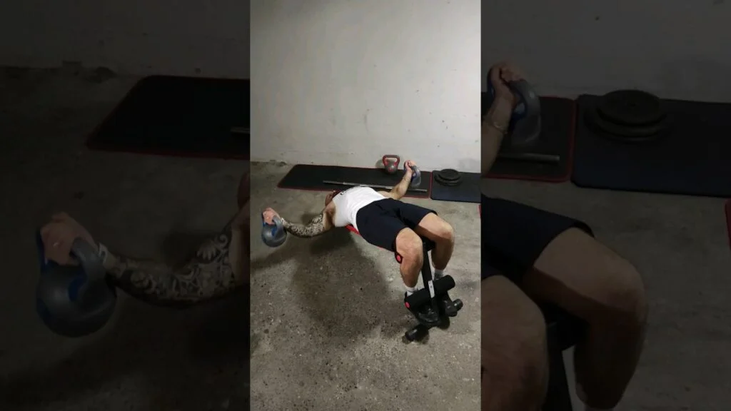 Écarté décliné kettlebell (decline kettlebell chest fly)