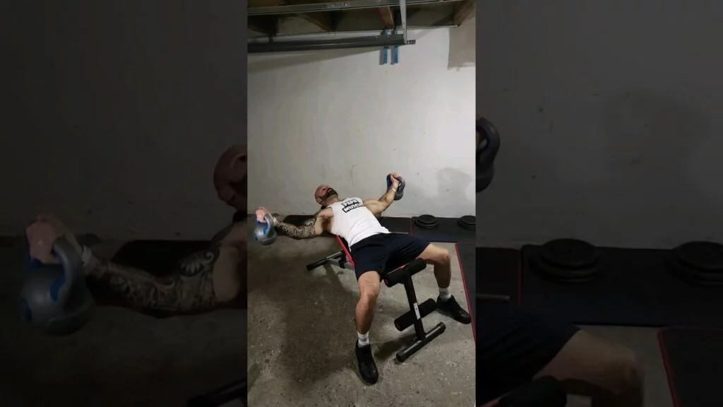 Écarté incliné kettlebell (incline dumbell chest fly)