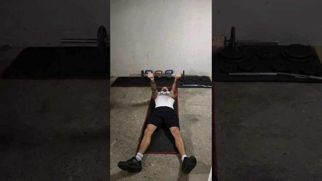 Élévation frontale couché au sol barre supination (lying on the floor underhand barbell front raise)