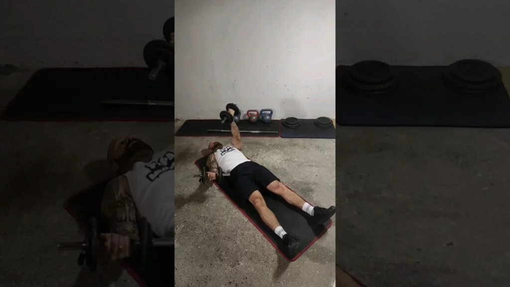 Élévation frontale couché au sol haltère supination alterné (alternating lying on the floor underhand dumbbell front raise)