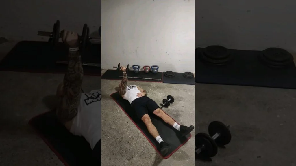 Élévation frontale couché au sol haltère supination à un bras (lying on the floor one arm underhand dumbbell front raise)
