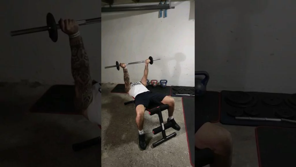 Élévation frontale couché barre supination (lying underhand barbell front raise)