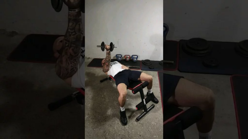 Élévation frontale couché haltère supination à un bras (lying one arm underhand dumbbell front raise)