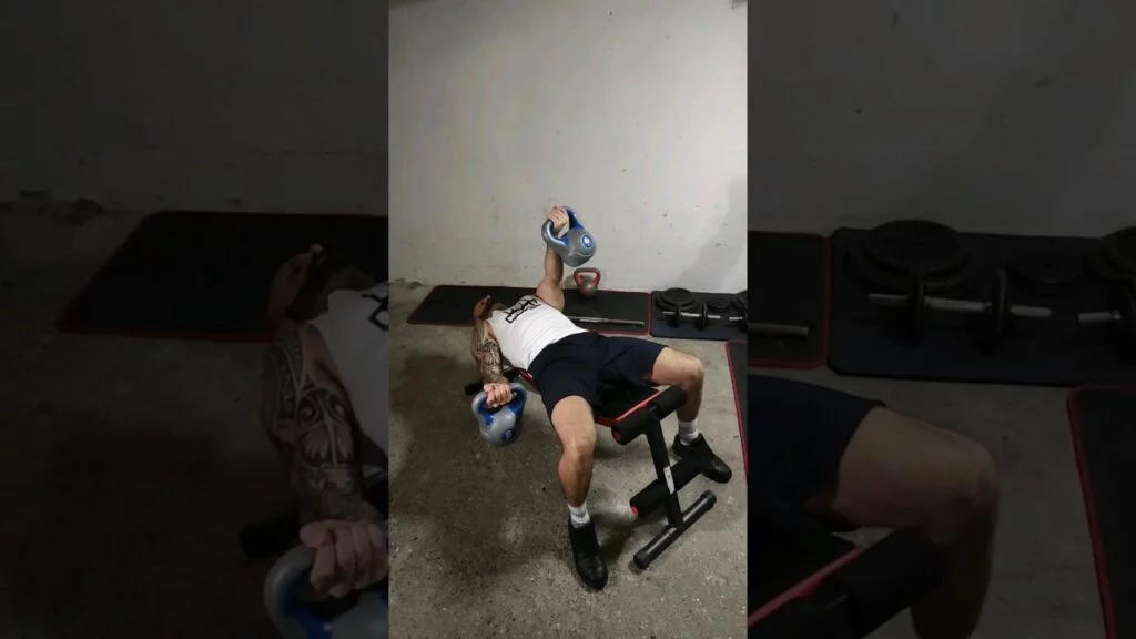 Élévation frontale couché kettlebell supination alterné (alternating lying underhand kettlebell front raise)