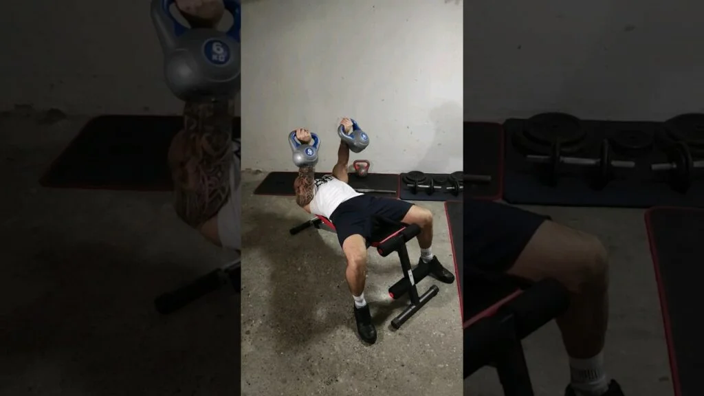 Élévation frontale couché kettlebell supination (lying underhand kettlebell front raise)