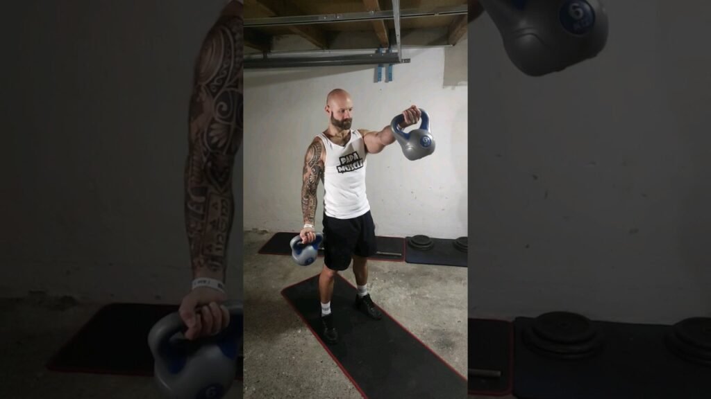 Élévation frontale debout kettlebell supination alterné (alternating standing underhand kettlebell front raise)